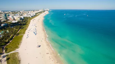 Miami Beach se está quedando sin arena Todos los granos que componen la costa de Miami Beach fueron puestos ahí por los hombres