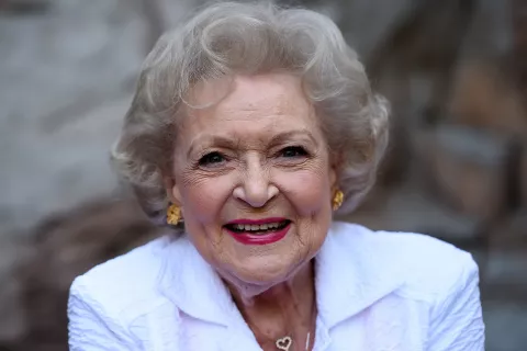 Betty White: la historia de una actriz que se convirtió en un ícono de la liberación femenina La actriz Betty White en Los Ángeles, California