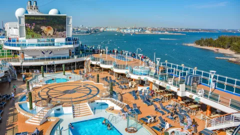 Rusia-Escandinavia: cómo viajar por siete ciudades sin cambiar de hotel El Regal Princess, para 3560 pasajeros, deja Helsinki