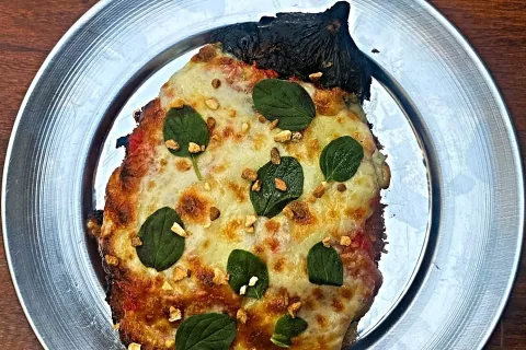 Día de la milanesa: 4 opciones vegetarianas riquísimas Milanesa de berenjena. Foto gentileza: Francisca de Fuego