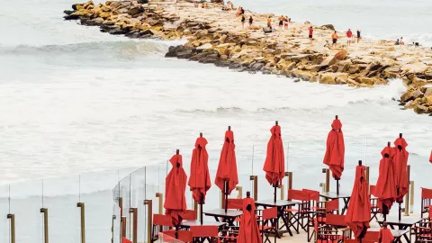 10 lugares para comer en la costa Sí, la playa es para broncearse y descansar, pero también para comer especialmente rico..