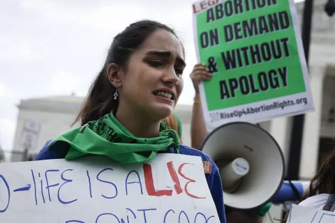 La Corte de Estados Unidos anuló el derecho al aborto La activista por el derecho al aborto Carrie McDonald reacciona al fallo de la Organización de Salud de la Mujer Dobbs v Jackson frente a la Corte Suprema de los Estados Unidos el 24 de junio de 2022 en Washington