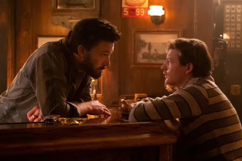 ¿Qué tenés que saber y dónde mirar The Tender Bar, la nueva película de Ben Affleck? Ben Affleck da vida al tío Charlie, coprotagonista en la historia de "The Tender Bar". Foto: Amazon Prime Video