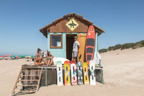 Playas argentinas: la guía definitiva de qué hacer y dónde comer en las ciudades de la costa Escuelita de Surf en Mar de las Pampas. Foto: Sofía López
