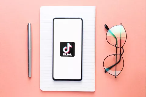 Innovación. 5 motivos por los que tu negocio tiene que estar en TikTok Tik Tok, no dejes de sumar esta red a la comunicación de tu emprendimiento.