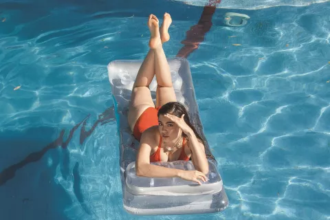 Tendencias de verano. Cuáles son los trajes de baño que se van a usar esta temporada Foto: Anahí Bangueses Tomsig (Etiqueta Negra, $9.980)