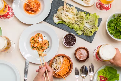 Llevá la experiencia de Mesa Compartida a tu casa Tras el episodio más importante del ciclo culinario diseñado por Stella Artois, te pasamos toda la data para que puedas reproducir en casa los platos que se sirvieron en el festival