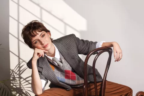 Moda invernal. Abrigos, chalecos y pantalones en clave british Blazer, Des Reves, $7900. Camisa, Dolores Reynal, $5190. Suéter, Perramus, $10.130. Pantalón cargo, Prüne, $8590.