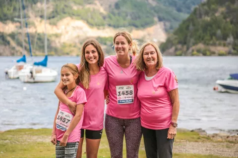 Son madre, hija y nietas corren juntas en San Martín de los Andes E37WBVGK35CFZK32PHHYQFOHNE.jpg