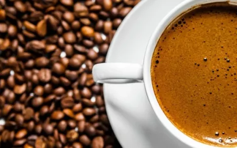 El café beneficia la salud, según un estudio científico: ¿cuántas tazas recomiendan por día? El mayor efecto de protección del café hacia el cerebro se detectó en quienes bebían tres tazas de esta bebida al día