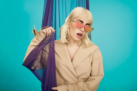 Lali Espósito: “Ya no es gratis decir algo fuera de lugar, a la mujer se la respeta” Chaqueta y gafas, Kostüme.