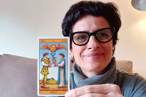 Tarot: Dos de copas, el arcano menor que nos invita al romance La tarotista Silvina Pizarro nos cuenta qué significa el Dos de Copas (arcano menor)