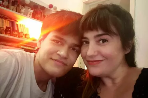 “Es tiempo de que nadie descanse, ni las mujeres, ni los varones, ni nadie”: la mamá de un adolescente reflexiona sobre lo importante que es hablar de violencia de género Euge y su hijo Valentino