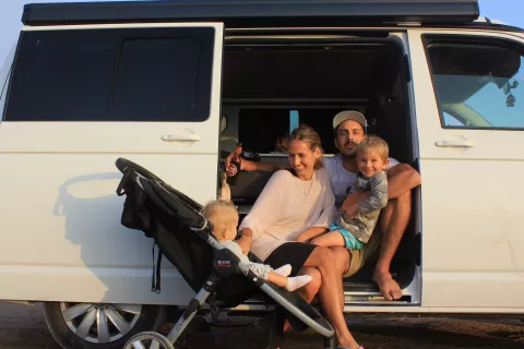 Dejaron sus trabajos corporativos para viajar por el mundo y hoy son parte de la comunidad de nómades digitales: “La sociedad te trata de frenar un poco” Tere Razmilic y su marido son nómades digitales. Foto gentileza
