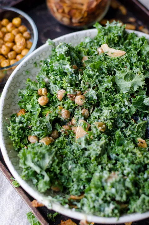 Kale. En quesadillas, pastas, ensaladas, pizzas y más, 5 lugares para probar este superalimento Kale, un superalimento.