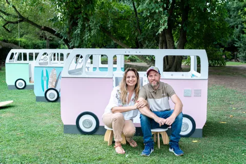 Alquilan espacios de juego infantil y son un éxito en cuarentena Melisa Pavía y Ezequiel Fridman, creadores de Grupo Carcajadas