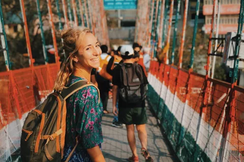 Volver a casa. Cómo fue mi regreso desde India hasta la Argentina Cruzando el puente que une los mundos de Rishikesh, cuidando que los monos no le saquen la comida de la mochila.