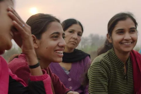 "Period”, el documental de Netflix sobre la menstruación que se llevó un Oscar Las mujeres indias protagonistas del corto