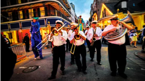 Las bandas de marcha son una institución local en esta ciudad que respira música