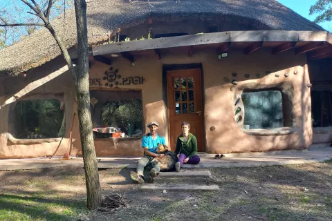 Cambiaron la ciudad por la naturaleza: se fueron a vivir en comunidad a una villa ecológica Ecovilla: dejaron todo y se fueron a la naturaleza