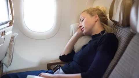 Relajá en vuelo: yoga en el avión Estirá para poder descansar mejor