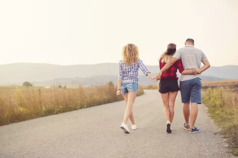 Poliamor: tres mujeres cuentan por qué eligen relaciones de más de dos personas Poliamor: cómo se siente un vínculo sexoafectivo de más de dos personas