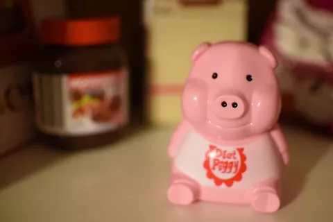 ¿Qué es el diet piggy, el polémico juguete que grita cuando abrís la heladera? Captura video promocional "Diet Piggy". Toys ‘R’ Us