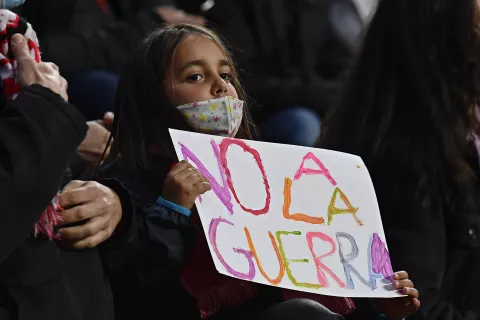 Guerra entre Ucrania y Rusia: ¿Cómo hablar del conflicto bélico con los chicos? Una niña sostiene un mensaje que dice "No a la guerra" en las gradas antes del inicio del partido entre Rayo Vallecano y el Real Madrid en el estadio de Vallecas en Madrid.