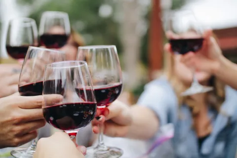¿Cuáles son los bares de Buenos Aires para probar vino por copa? brindis con vino
