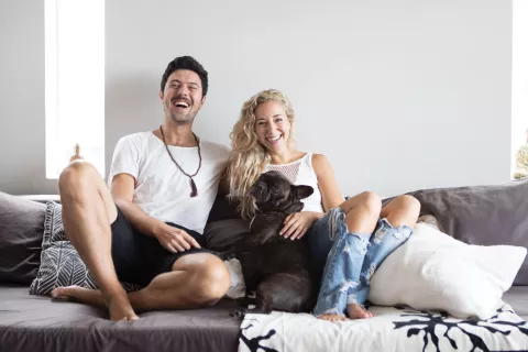 Deco: un dúplex luminoso para vivir de a dos Dafne Schilling y Nico Bursztyn viven juntos en este dúplex lleno de luz con espacio para sus rutinas espirituales.