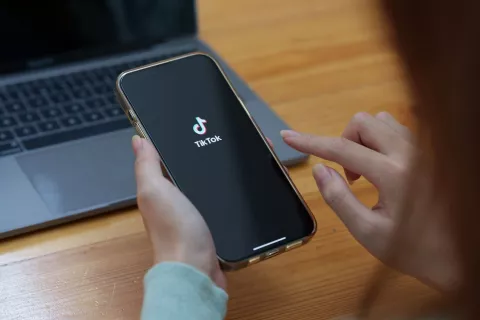 5 cuentas de TikTok que todo amante de la literatura debería seguir La literatura se adueña de TikTok. Foto: Canva