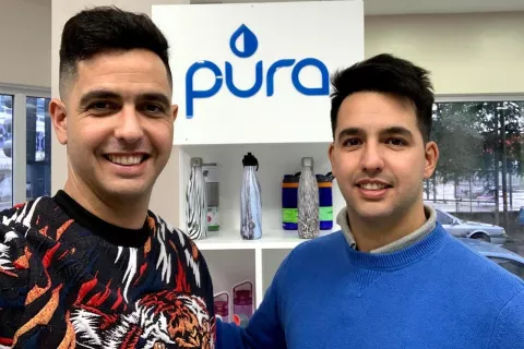 En familia. Son hermanos y crearon una de las marcas de purificadores de agua más exitosas .