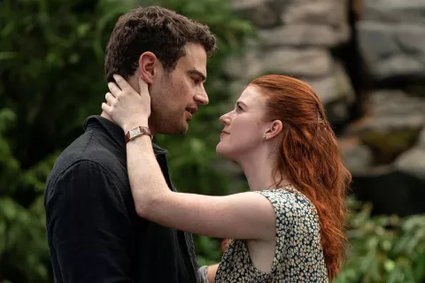 HBO Max compartió el avance de The Time Traveler’s Wife, la nueva serie de Theo James y Rose Leslie Foto gentileza de HBO Max
