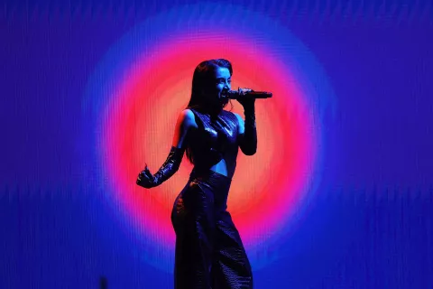 María Becerra actúa durante la ceremonia de los premios Grammy 2022