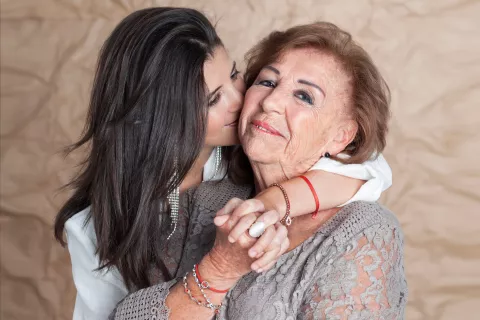Segundas mamás: tías, abuelas o niñeras que son fundamentales en nuestras vidas Mich y Raquel, nieta y abuela, se divierten juntas y comparten muchos intereses