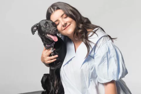 Después de adoptarla, el veterinario les confirmó que estaba enferma y durante dos semanas luchó por su vida. “Nori nos dio una noción de familia” Fotos de Estrella Herrera. Producción de Agostina Capriata