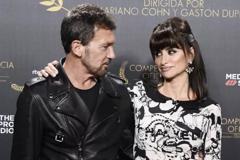 Los mejores looks del estreno de “Competencia oficial”, la nueva película de Penelópe Cruz Penelope Cruz y Antonio Banderas en la alfombra roja de Competencia Oficial. Madrid, España. Foto: Carlos Alvarez/Getty Images