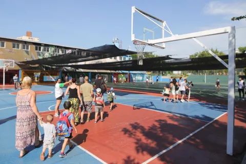 Colonias de verano en CABA 2022: todo lo que necesitás saber Hasta el 31 de enero, de lunes a viernes y de forma gratuita, los chicos ya inscriptos, de 4 a 12 años, podrán concurrir a las colonias que organiza la subsecretaría de Deportes del gobierno porteño