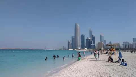 Diez razones para descubrir Abu Dabi A la playa pública de Corniche se puede ir en bikini, aunque las musulmanas van tapadas