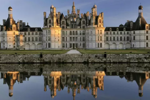 Este castillo francés inspiró a los creadores de La Bella y la Bestia y se nota El Chateau de Chambord de 1547 sirvió para crear el imponente edificio donde los personajes se enamoran