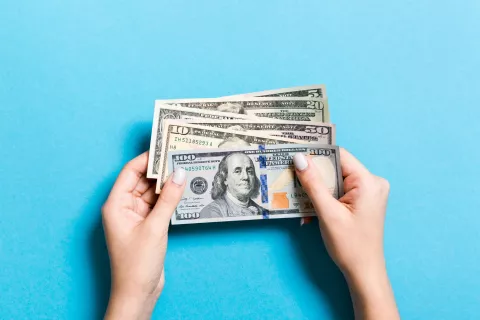 Cobrar en dólares: cómo es la nueva normativa del Banco Central que te permite percibir ingresos del exterior sin pesificar Cómo cobrar en dólares sin pesificar. Foto: Canva