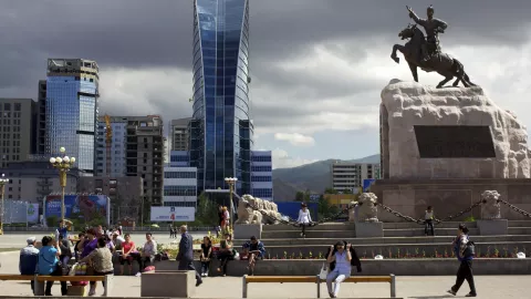 Viaje épico en lenguaje de señas por Mongolia La plaza central de Ulan Bator, rodeada tanto por edificios de la era soviética como por nuevas torres