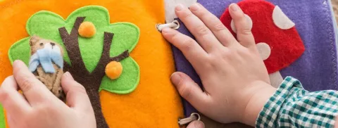 Su sobrino tenía cataratas y creó una empresa de libros para leer con las manos IXAQBIGBHBFHPEHRMUSAOBST2A.jpg