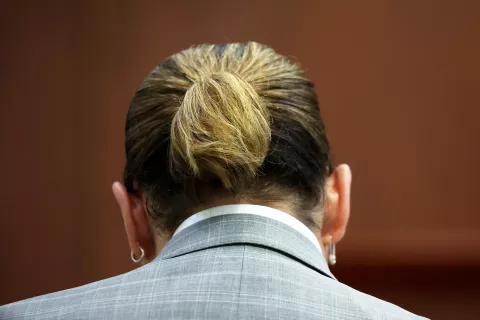 ¿Cómo reaccionaron Johnny Depp y Ambear Heard después del veredicto? El actor estadounidense Johnny Depp durante el juicio por difamación de 50 millones de dólares Depp vs Heard en el Tribunal de Circuito del Condado de Fairfax, Virginia, el 26 de mayo de 2022