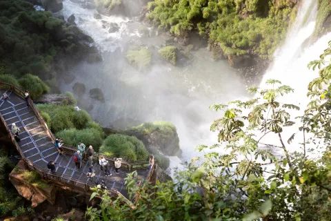 Cataratas, el destino del momento: qué hacer, cómo llegar y dónde dormir Iguazú significa “agua grande” en guaraní, y es el nombre del río que divide Argentina, Brasil y Paraguay, con 1300 km de extensión y casi 300 saltos.