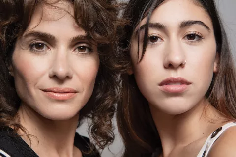Florencia Raggi y Renata Repetto: "Forzar un vínculo de amistad entre nosotras sería antinatural" En una charla súper íntima, hablamos de su vínculo madre-hija, de sus pequeñas peleas, sus momentos de paz y todo lo que se agradecen.