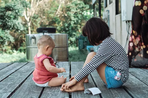 Consejos para disminuir los celos entre hermanos Dejá que la relación de hermanos fluya, no te tientes de interceder en todos sus conflictos