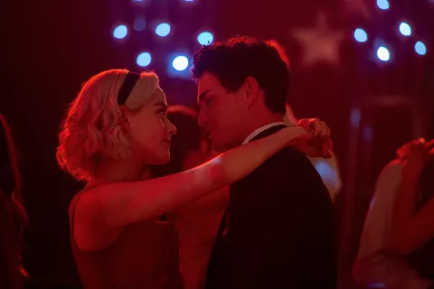 Qué sabemos sobre la segunda temporada de Chilling Adventures Of Sabrina El próximo 2 de abril llega a Netflix la nueva temporada y te mostramos, en exclusiva, sus primeras imágenes