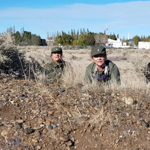 Malvinas: una veterana de guerra narra lo vivido 40 años después Alicia Reynoso (der.), junto a Ana Masitto, en 2019 filmando el documental “Nosotras también estuvimos”, en Comodoro Rivadavia.