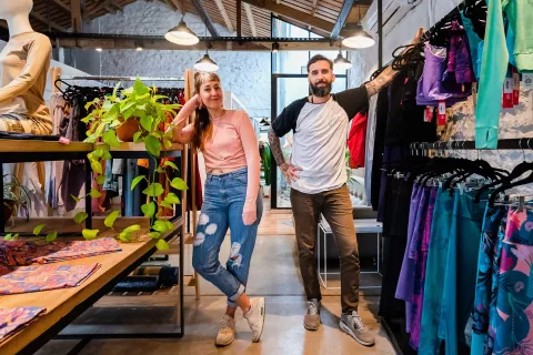 Dejó su trabajo en Wall Street y, junto a su pareja, creó un emprendimiento de indumentaria para yoga Leonardo Mustafá El Abed y Mercedes Calo Stapich crearon su propia marca de ropa para yoga. Foto gentileza de Luleå Mindful